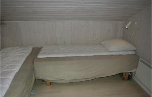 HumbleにあるAmazing Home In Humble With 3 Bedroomsのマットレス付きの小さな部屋の小さなベッド1台分です。