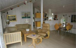 Posezení v ubytování Three-Bedroom Holiday Home In Humble