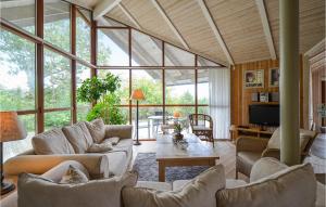 uma sala de estar com sofás e uma grande parede de vidro em Nice Home In Ebeltoft With Kitchen em Ebeltoft