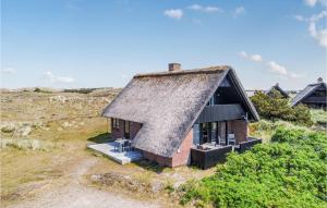 SønderhoにあるBeautiful Home In Fan With 3 Bedrooms And Wifiの茅葺き屋根の小屋