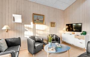 BjerregårdにあるHoliday Home Hvide Sande With A Fireplace 313の椅子2脚とテーブルのあるリビングルーム