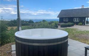 eine Badewanne im Hof mit einem Haus in der Unterkunft Three-Bedroom Holiday Home In Knebel in Knebel