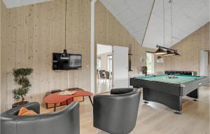ノーポにある8 Bedroom Stunning Home In Nordborgのリビングルーム(ビリヤード台、椅子付)