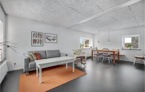 ein Wohnzimmer mit einem Sofa und einem Tisch in der Unterkunft Cozy Home In Silkeborg With Kitchen in Silkeborg