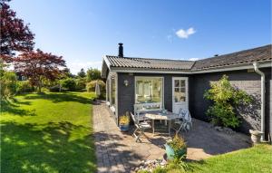 Aed väljaspool majutusasutust 3 Bedroom Stunning Home In Malling