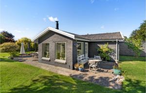 Aed väljaspool majutusasutust 3 Bedroom Stunning Home In Malling