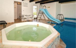 ブラーバンドにあるNice Home In Blvand With 6 Bedrooms, Wifi And Indoor Swimming Poolのスライド付きの客室内のジャクジーバスタブ