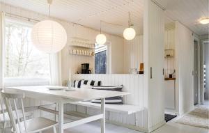 biała jadalnia z białym stołem i krzesłami w obiekcie Awesome Home In Nex With Kitchen w mieście Vester Sømarken