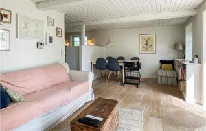 - un salon avec un canapé et une table dans l'établissement Gorgeous Home In Aakirkeby With Wifi, à Åkirkeby