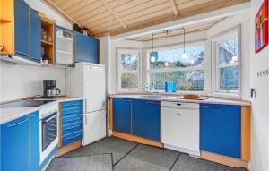 Kuchyň nebo kuchyňský kout v ubytování Holiday Home Lykkevej Knebel Vi