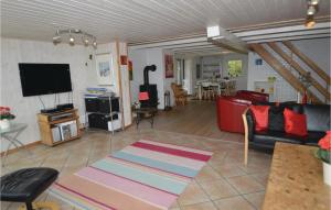 ブラーバンドにあるAmazing Home In Blvand With 3 Bedrooms, Sauna And Wifiのリビングルーム(ソファ、テレビ付)