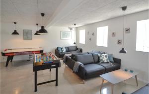 ein Wohnzimmer mit einem Sofa und einem Billardtisch in der Unterkunft Lovely Home In Allingbro With Kitchen in Allingåbro