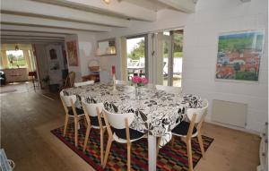 ブラーバンドにあるStunning Home In Blvand With Kitchenのダイニングルーム(花のテーブルと椅子付)
