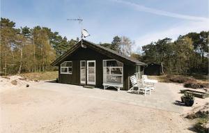 a small cabin with a bench and a table at Hoddahuset in Balke +10 photos
