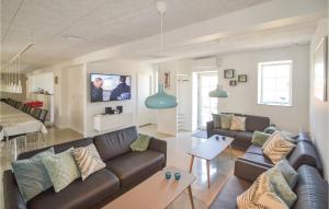 ein Wohnzimmer mit 2 Sofas und einem TV in der Unterkunft Lovely Home In Allingbro With Kitchen in Allingåbro