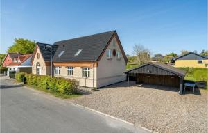 una casa al lado de una carretera en Cozy Home In Struer With Kitchen, en Struer