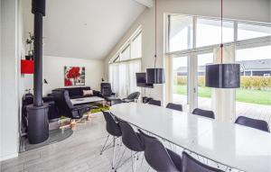een woonkamer met een grote witte tafel en stoelen bij 4 Bedroom Beautiful Home In Rudkbing in Spodsbjerg
