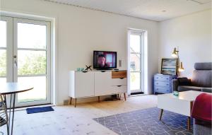 Nørre NebelにあるTwo-Bedroom Holiday Home In Norre Nebelのリビングルーム(テレビ、ソファ付)