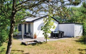 Nørre NebelにあるTwo-Bedroom Holiday Home In Norre Nebelの庭の白い家