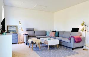 Nørre NebelにあるTwo-Bedroom Holiday Home In Norre Nebelのソファとテーブルのあるリビングルーム +12枚の写真