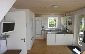 Kuchyň nebo kuchyňský kout v ubytování 4 Bedroom Beautiful Home In Svaneke