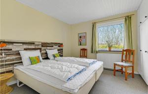 Un dormitorio con una cama grande y una ventana en Lovely Home In Sydals With Wifi en Skovby