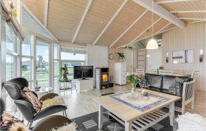 salon ze stołem i krzesłami w obiekcie Holiday Home Vinkelbæk Nordborg V w mieście Nordborg