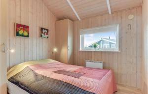 เตียงในห้องที่ Awesome Home In Nordborg With 3 Bedrooms, Sauna And Wifi