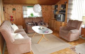 BolilmarkにあるAmazing Home In Rm With Wifiのリビングルーム(椅子、テーブル、テレビ付)