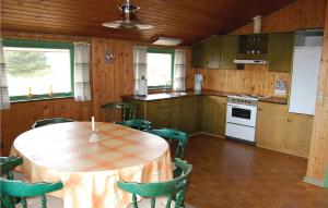 BolilmarkにあるAmazing Home In Rm With Wifiのキッチン(テーブル、緑の椅子付)