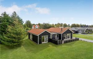 een zwart huis met een rood dak op een tuin bij Stunning Home In Lgstr With Wifi in Løgstør