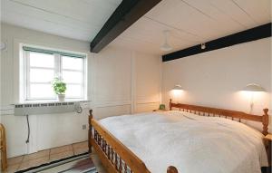 una camera con un grande letto e una finestra di Stunning Home In Nex With Wifi a Spidsegård