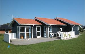 Casa azul con terraza y mesa en Beautiful Home In Juelsminde With 3 Bedrooms And Sauna, en Sønderby