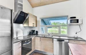 cocina con fregadero y microondas en 4 Bedroom Lovely Home In Rm, en Rømø Kirkeby