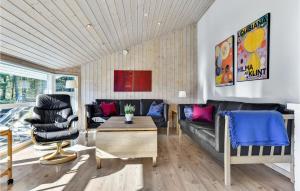 uma sala de estar com um sofá e uma mesa em 4 Bedroom Lovely Home In Rm em Rømø Kirkeby
