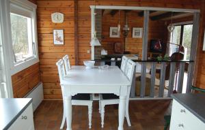 BolilmarkにあるAmazing Home In Rm With Kitchenの白いテーブルと椅子が備わるキッチン