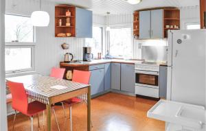 Kjøkken eller kjøkkenkrok på 2 Bedroom Gorgeous Home In Frederiksvrk