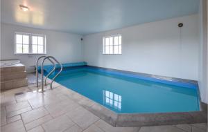 ブラーバンドにあるBeautiful Home In Blvand With 5 Bedrooms, Sauna And Indoor Swimming Poolの- 客室内の大型スイミングプール