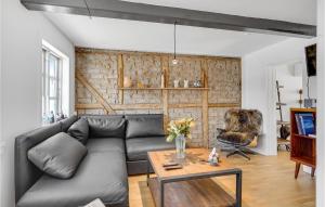 uma sala de estar com um sofá de couro e uma mesa em Nice Home In Svendborg With Wifi em Svendborg