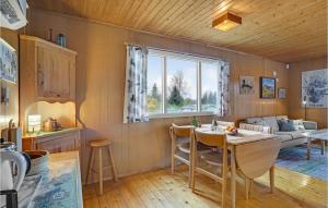 een woonkamer met een tafel en een bank bij Nice Home In Holbk With Kitchen in Holbæk