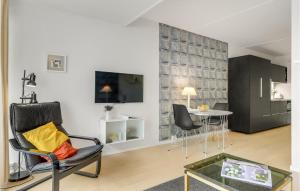 ヘルシンゲルにあるStunning Apartment In Helsingr With 1 Bedrooms And Wifiのリビングルーム(ガラスのテーブル、椅子付)