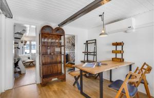 - une salle à manger avec une table et des chaises en bois dans l'établissement Nice Home In Svendborg With Wifi, à Svendborg