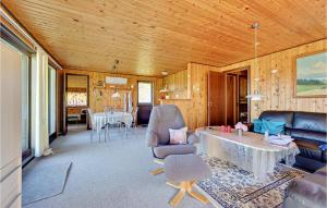 Posezení v ubytování Three-Bedroom Holiday Home In Humble