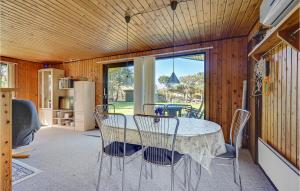 Fotografie z fotogalerie ubytování Three-Bedroom Holiday Home In Humble v destinaci Humble