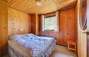 HumbleにあるBeautiful Home In Humble With 3 Bedrooms And Wifiの木製の部屋にベッド1台が備わるベッドルーム1室があります。