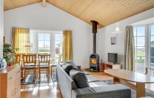uma sala de estar com um sofá e uma mesa em Marina Fiskens Feriepark em Egernsund