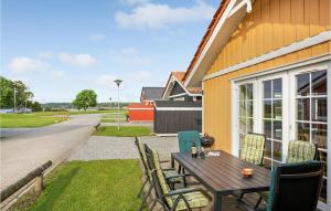 un patio con mesa de madera y sillas en Marina Fiskens Feriepark, en Egernsund