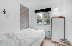 Habitación blanca con cama y ventana en Beautiful Home In Askeby With Kitchen en Askeby
