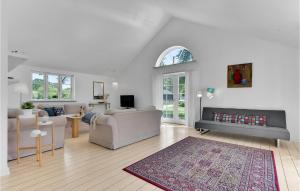 ヒュールスミンネにある3 Bedroom Stunning Home In Juelsmindeの白いリビングルーム(ソファ、テーブル付)
