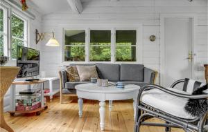 een woonkamer met een bank en een tafel bij 3 Bedroom Pet Friendly Home In Frederiksvrk in Frederiksværk